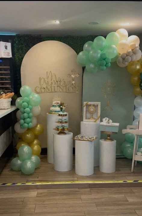 Paneles de Primera Comunión en beige y verde con globos menta y dorados y mesa dulce