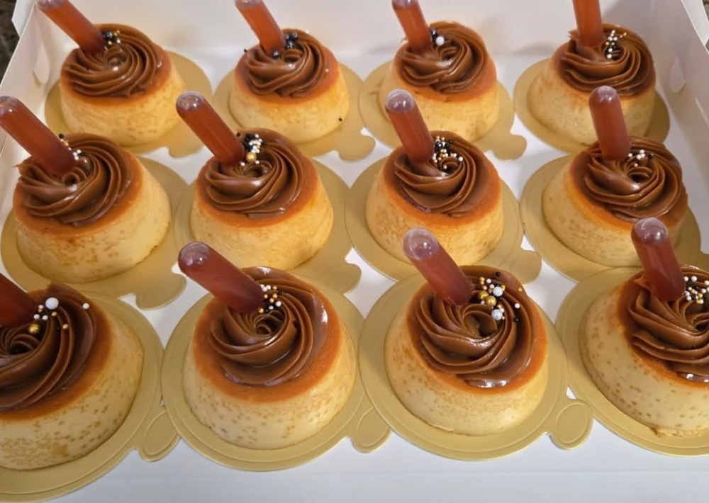 Flanes individuales con dulce de leche, perlas de azúcar y pipeta de caramelo