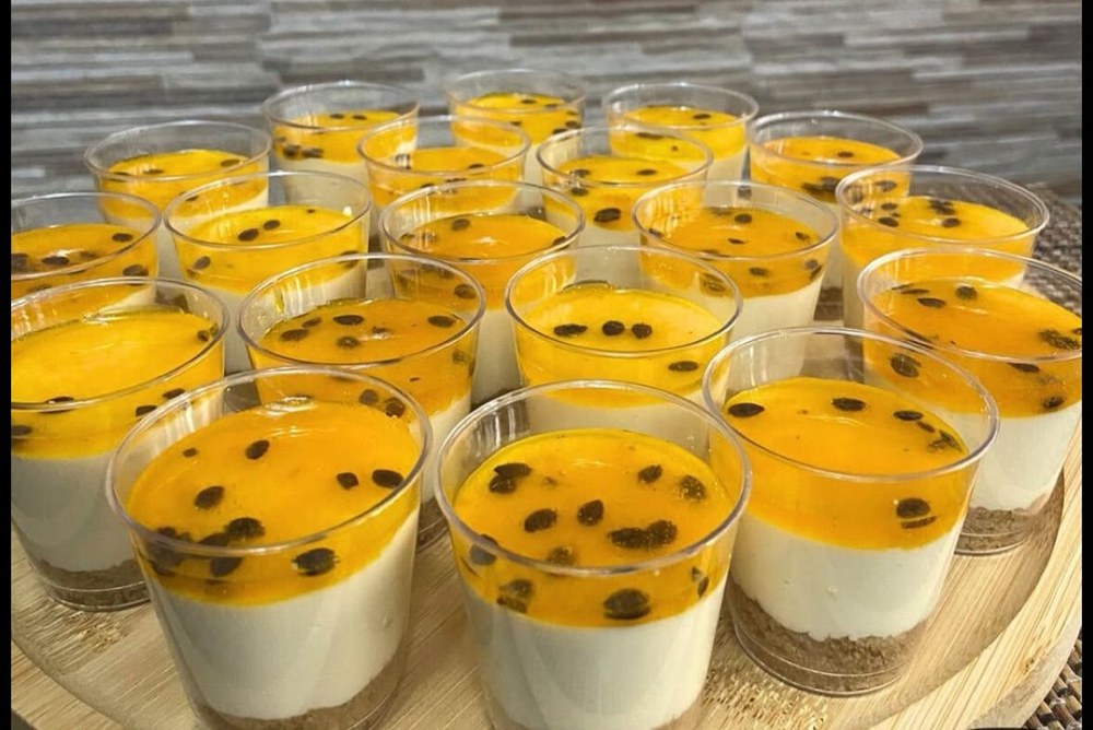 Vasitos de cheesecake con cobertura de maracuyá
