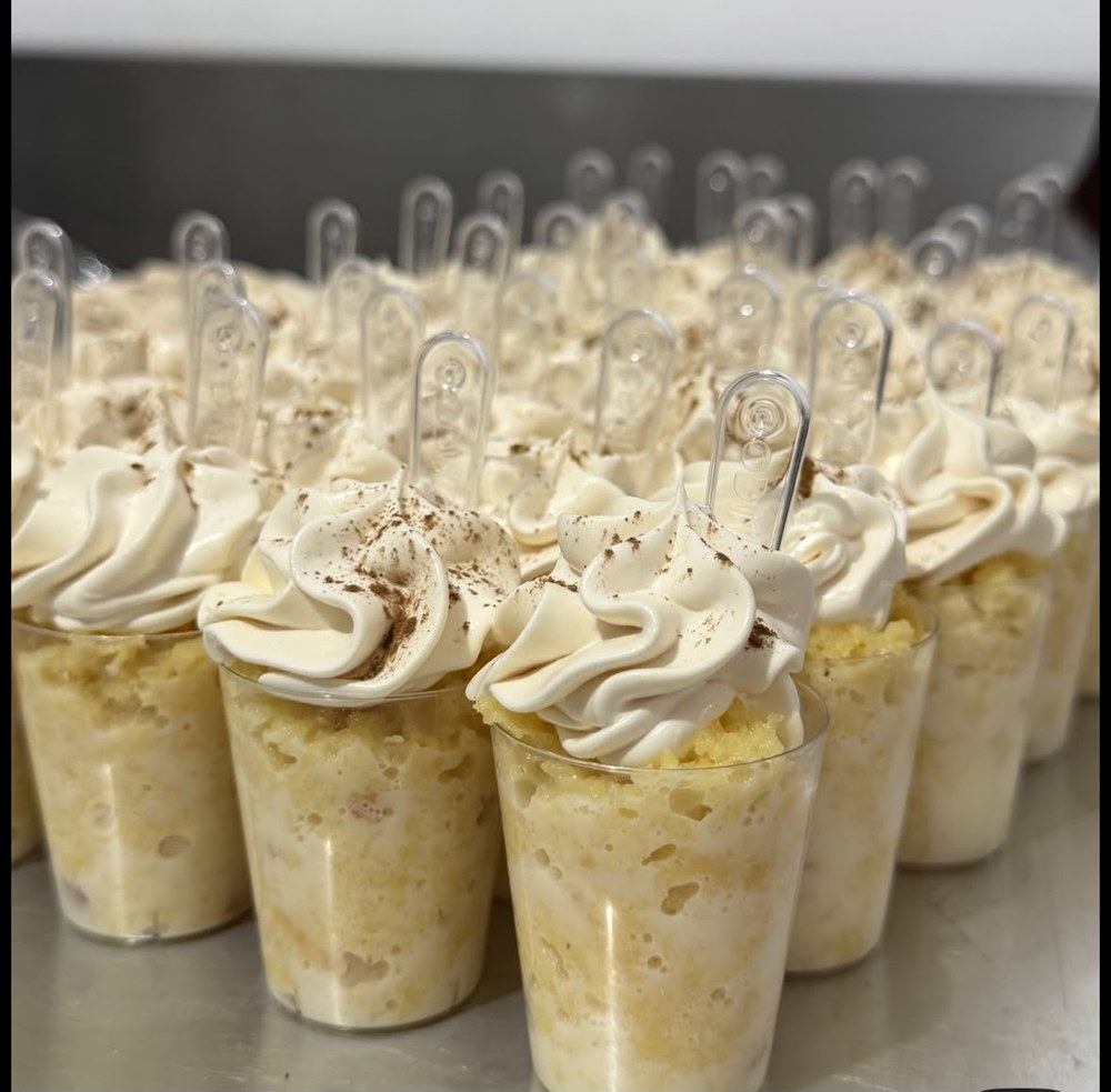 Vasitos de tres leches con nata y canela y cucharita