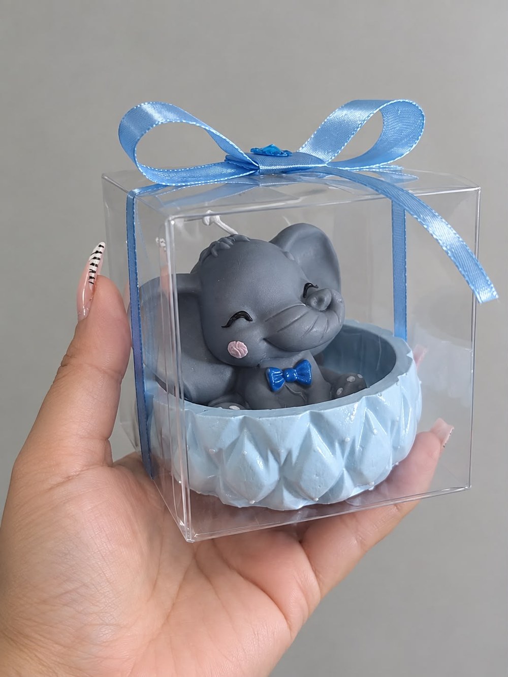 Vela artesanal con forma de elefantito en caja transparente con lazo azul